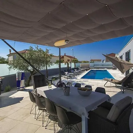 Villa Birdhouse *