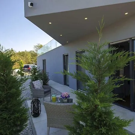 Villa Birdhouse *
