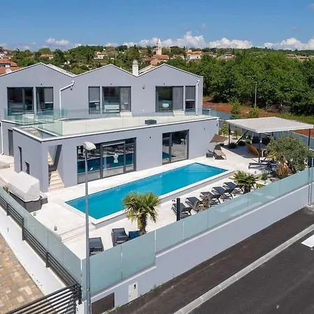 Birdhouse Villa