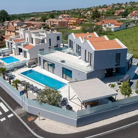 Birdhouse Villa *